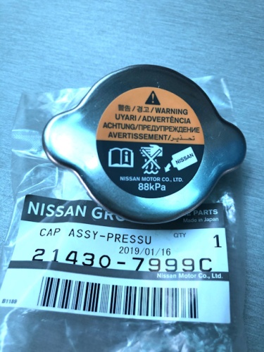 Крышка радиатора NISSAN, INFINITI 0.9kg/cm2 - 88kPa, D=46mm, d=29mm C-10, R124, 21430-7999C широкий клапан (оригинал)